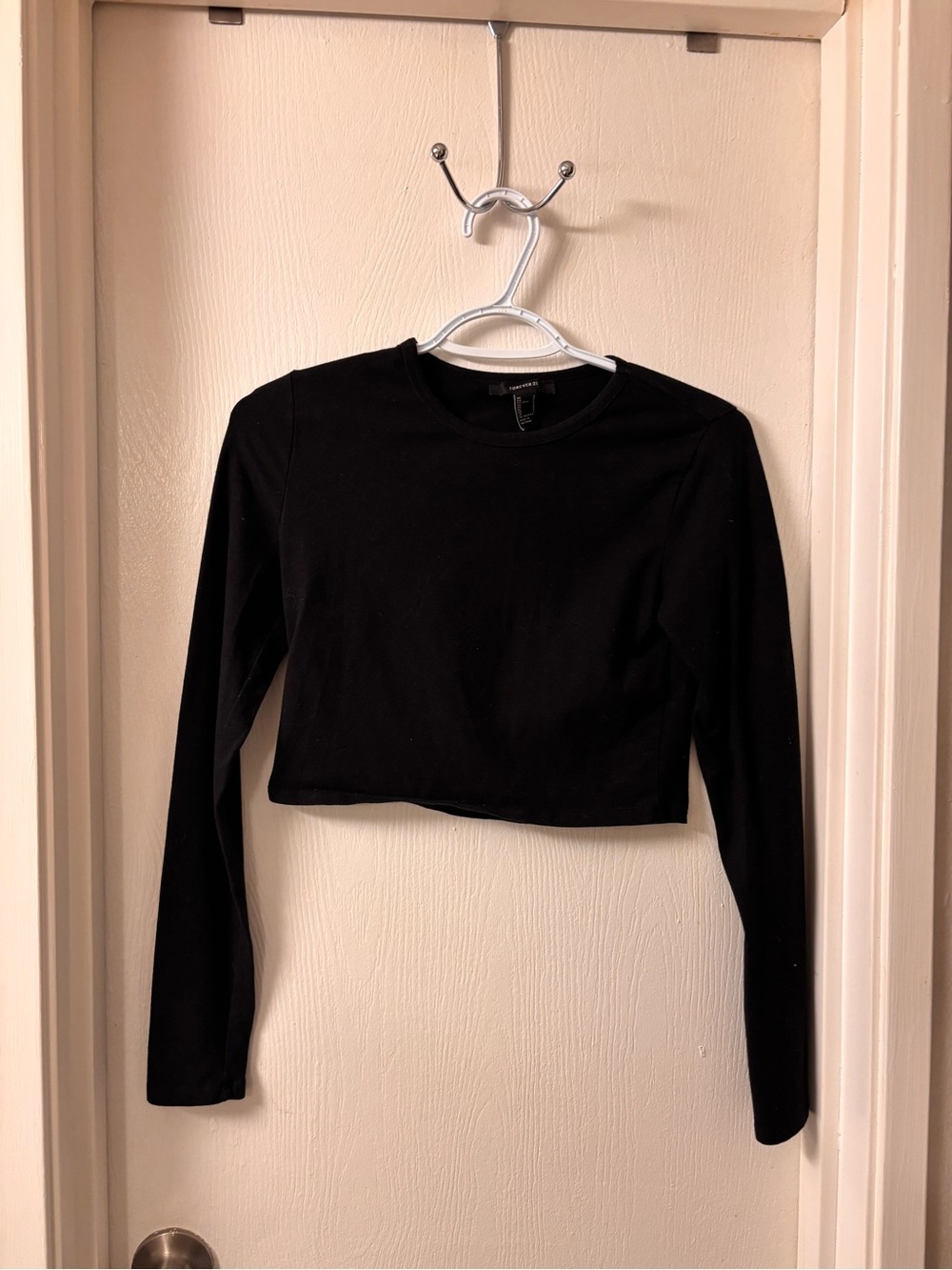 Forever 21 Black Long-Sleeve Cropped Tee